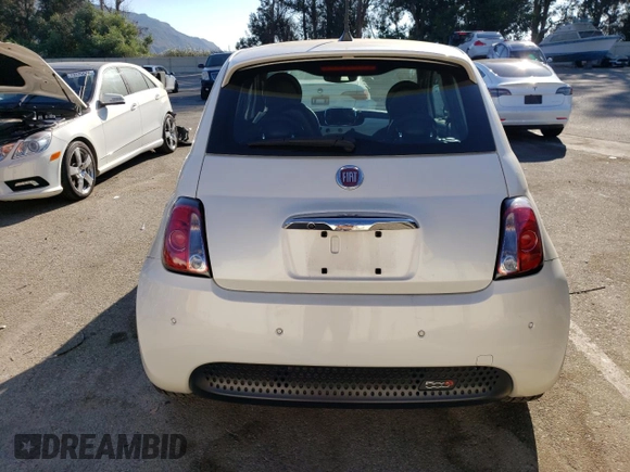2018 FIAT 500e z VIN 3C3CFFGE3JT465087, wystawiony jako Copart lot #75343744 z przebiegiem 22 850 mil mil oraz Szkoda całkowita • Salvage title. Historia ofert i sprzedaży dostępna na DreamBid. Obrazek 6.