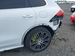 2016 Porsche Cayenne S E-Hybrid z VIN WP1AE2A22GLA17486, wystawiony jako IAAI lot #42229641 z przebiegiem 91 642 mil mil oraz . Historia ofert i sprzedaży dostępna na DreamBid. Obrazek 19.