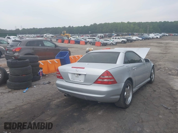 2001 Mercedes-Benz SLK 230/320 z VIN WDBKK65F71F221501, wystawiony jako IAAI lot #42282368 z przebiegiem 123 692 mil mil oraz . Historia ofert i sprzedaży dostępna na DreamBid. Obrazek 4.
