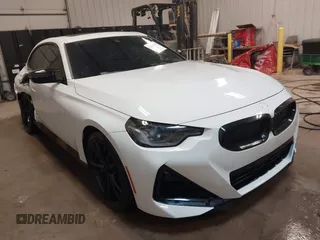 2022 BMW 2 Series M240i xDrive z VIN 3MW53CM0XN8C76897, wystawiony jako IAAI lot #41582194 z przebiegiem 24 073 mil mil oraz . Historia ofert i sprzedaży dostępna na DreamBid. Obrazek 1.