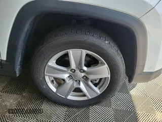 2022 Jeep Compass Latitude with VIN 3C4NJDBB3NT205928, listed as a IAAI auction lot 42832409 with 22,634 mi miles and . Bid and sale history available at DreamBid. Image 2.