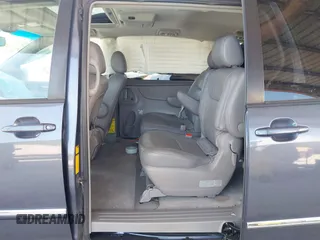 2006 Toyota Sienna XLE z VIN 5TDZA22C06S495720, wystawiony jako IAAI lot #42379521 z przebiegiem 65 375 mil mil oraz . Historia ofert i sprzedaży dostępna na DreamBid. Obrazek 8.