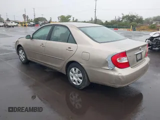 2002 Toyota Camry LE z VIN JTDBE32KX20022844, wystawiony jako IAAI lot #41392677 z przebiegiem 155 533 mil mil oraz . Historia ofert i sprzedaży dostępna na DreamBid. Obrazek 3.