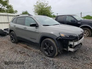 2023 Jeep Cherokee Altitude Lux z VIN 1C4PJMMB4PD100846, wystawiony jako Copart lot #56038145 z przebiegiem 9 567 mil mil oraz Szkoda całkowita • Salvage title. Historia ofert i sprzedaży dostępna na DreamBid. Obrazek 4.