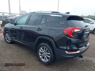 2024 GMC Terrain SLT z VIN 3GKALVEG3RL379434, wystawiony jako IAAI lot #42232120 z przebiegiem 3266 mil mil oraz . Historia ofert i sprzedaży dostępna na DreamBid. Obrazek 3.
