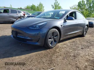 2022 Tesla Model 3 Long Range z VIN 5YJ3E1EB2NF183893, wystawiony jako IAAI lot #42130396 z przebiegiem 25 552 mil mil oraz . Historia ofert i sprzedaży dostępna na DreamBid. Obrazek 20.