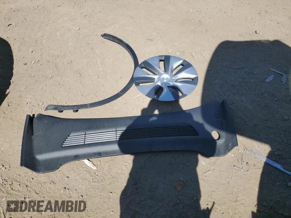 2022 Tesla Model Y Long Range with VIN 7SAYGDEE2NF402320, listed as a Copart auction lot 50396605 with 27,426 mi miles and Salvage Title. Bid and sale history available at DreamBid. Image 12.