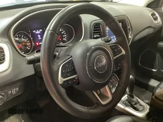 2019 Jeep Compass Latitude z VIN 3C4NJDBB1KT639096, wystawiony jako IAAI lot #42597978 z przebiegiem 110 803 mil mil oraz . Historia ofert i sprzedaży dostępna na DreamBid. Obrazek 23.