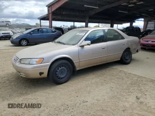 1998 Toyota Camry LE z VIN JT2BF22K8W0133091, wystawiony jako Copart lot #47691625 z przebiegiem 214 743 mil mil oraz Szkoda całkowita • Salvage title. Historia ofert i sprzedaży dostępna na DreamBid. Obrazek 1.