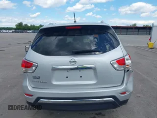 2016 Nissan Pathfinder Platinum z VIN 5N1AR2MNXGC662989, wystawiony jako IAAI lot #42315335 z przebiegiem 128 956 mil mil oraz . Historia ofert i sprzedaży dostępna na DreamBid. Obrazek 16.