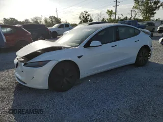 2025 Tesla Model 3 Long Range z VIN 5YJ3E1EBXSF951972, wystawiony jako Copart lot #52073235 z przebiegiem 132 mil mil oraz Nie do naprawy. Historia ofert i sprzedaży dostępna na DreamBid. Obrazek 1.