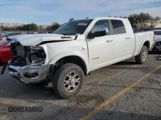 2020 Ram 3500 Laramie z VIN 3C63R3MLXLG293695, wystawiony jako Copart lot #45008095 z przebiegiem 102 028 mil mil oraz Szkoda całkowita • Salvage title. Historia ofert i sprzedaży dostępna na DreamBid. Obrazek 1.