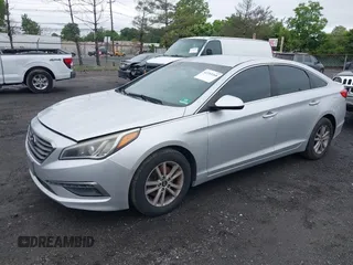 2015 Hyundai Sonata SE z VIN 5NPE24AF2FH025052, wystawiony jako IAAI lot #42353268 z przebiegiem 174 814 mil mil oraz . Historia ofert i sprzedaży dostępna na DreamBid. Obrazek 2.