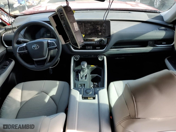 2024 Toyota Grand Highlander Hybrid XLE with VIN 5TDACAB51RS018723, listed as a Copart auction lot 45897355 with 5,977 mi miles and Salvage Title. Bid and sale history available at carsss.com. Image 8.
