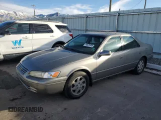 1998 Toyota Camry LE z VIN JT2BF28K2W0115564, wystawiony jako Copart lot #46628495 z przebiegiem 133 215 mil mil oraz Czysty tytuł • Clean title. Historia ofert i sprzedaży dostępna na DreamBid. Obrazek 1.