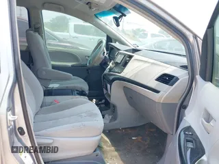 2014 Toyota Sienna LE AAS z VIN 5TDKK3DC6ES442682, wystawiony jako IAAI lot #42271110 z przebiegiem 158 785 mil mil oraz . Historia ofert i sprzedaży dostępna na DreamBid. Obrazek 5.