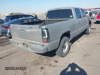 2005 Chevrolet Silverado 3500 SRW LT with VIN 1GCHK33215F897250, listed as a IAAI auction lot 41468908 with 386,679 mi miles. Bid and sale history available at carsss.com. Image 4.