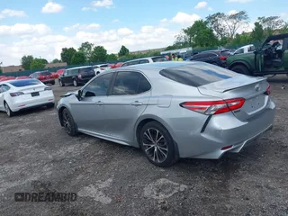 2018 Toyota Camry LE z VIN 4T1B11HK8JU649942, wystawiony jako IAAI lot #42194030 z przebiegiem 54 687 mil mil oraz . Historia ofert i sprzedaży dostępna na DreamBid. Obrazek 3.