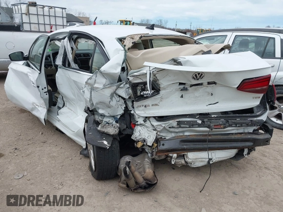 2016 Volkswagen Jetta Sedan 1.8T SEL with VIN 3VWL07AJXGM214382, listed as a IAAI auction lot 42042424 with 1 mi miles. Bid and sale history available at carsss.com. Image 3.