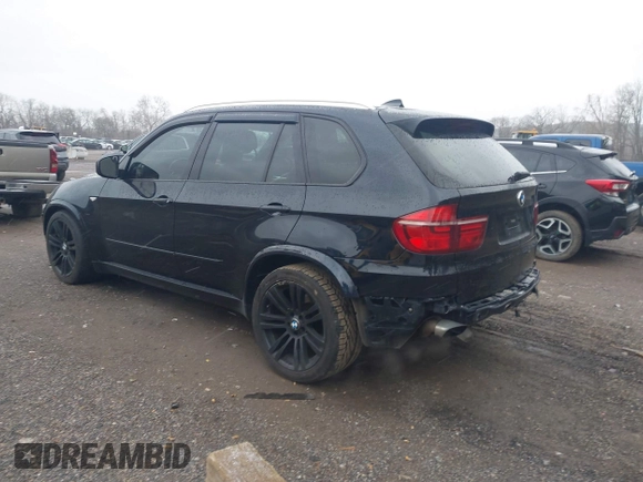 2013 BMW X5 xDrive50i z VIN 5UXZV8C55D0C15881, wystawiony jako IAAI lot #41695992 z przebiegiem 173 391 mil mil oraz . Historia ofert i sprzedaży dostępna na DreamBid. Obrazek 3.