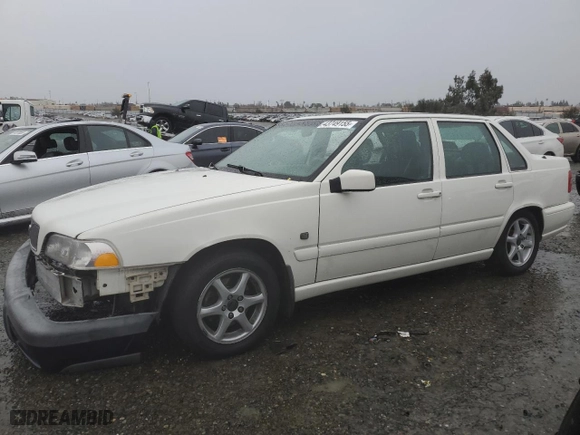 1999 Volvo S70 with VIN YV1LS55A2X2611694, listed as a Copart auction lot 43749155 with 185,184 mi miles and Salvage Title. Bid and sale history available at carsss.com. Image 1.