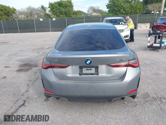 2024 BMW i4 eDrive35 z VIN WBY43AW00RFT13208, wystawiony jako IAAI lot #41191478 z przebiegiem 9 638 mil mil oraz . Historia ofert i sprzedaży dostępna na DreamBid. Obrazek 16.