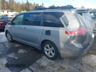 2012 Toyota Sienna LE AAS z VIN 5TDKK3DC2CS245540, wystawiony jako IAAI lot #41622653 z przebiegiem 226 969 mil mil oraz . Historia ofert i sprzedaży dostępna na DreamBid. Obrazek 3.