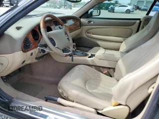 1999 Jaguar XK z VIN SAJGX2044XC031383, wystawiony jako Copart lot #54726925 z przebiegiem 107 696 mil mil oraz Szkody całkowita. Historia ofert i sprzedaży dostępna na DreamBid. Obrazek 7.