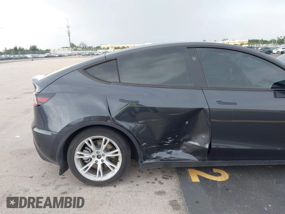 2024 Tesla Model Y z VIN 7SAYGDED3RF041788, wystawiony jako IAAI lot #42644453 z przebiegiem 22 189 mil mil oraz . Historia ofert i sprzedaży dostępna na DreamBid. Obrazek 6.