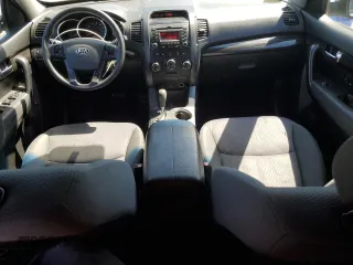 2012 Kia Sorento LX z VIN 5XYKT3A13CG229246, wystawiony jako Copart lot #54693175 z przebiegiem 161 718 mil mil oraz Czysty tytuł • Clean title. Historia ofert i sprzedaży dostępna na DreamBid. Obrazek 8.