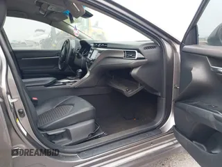2018 Toyota Camry LE z VIN 4T1B11HK7JU023055, wystawiony jako IAAI lot #40609585 z przebiegiem Nie podano mil oraz . Historia ofert i sprzedaży dostępna na DreamBid. Obrazek 5.