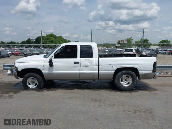 1999 Dodge 1500 z VIN 3B7HC13Z3XM535941, wystawiony jako IAAI lot #42174202 z przebiegiem 169 349 mil mil oraz . Historia ofert i sprzedaży dostępna na DreamBid. Obrazek 14.