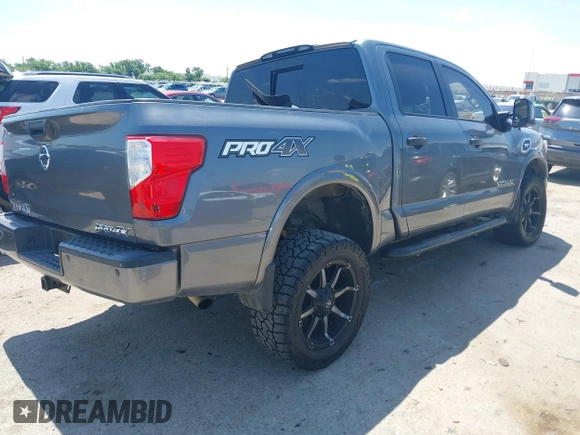 2017 Nissan Titan SV z VIN 1N6AA1E55HN551578, wystawiony jako IAAI lot #42392063 z przebiegiem 123 077 mil mil oraz . Historia ofert i sprzedaży dostępna na DreamBid. Obrazek 4.
