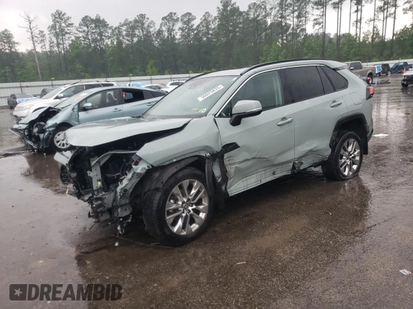 2022 Toyota RAV4 XLE Premium с VIN 2T3A1RFV1NW301243, выставлен на аукционе Copart как лот 56025835 с пробегом 58 093 миль миль и Списание • Salvage title. История ставок и продаж доступна на DreamBid. Изображение 1.