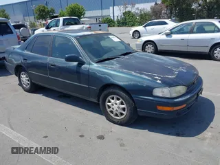 1992 Toyota Camry LE z VIN 4T1SK12E4NU084319, wystawiony jako IAAI lot #42465745 z przebiegiem 184 232 mil mil oraz . Historia ofert i sprzedaży dostępna na DreamBid. Obrazek 1.