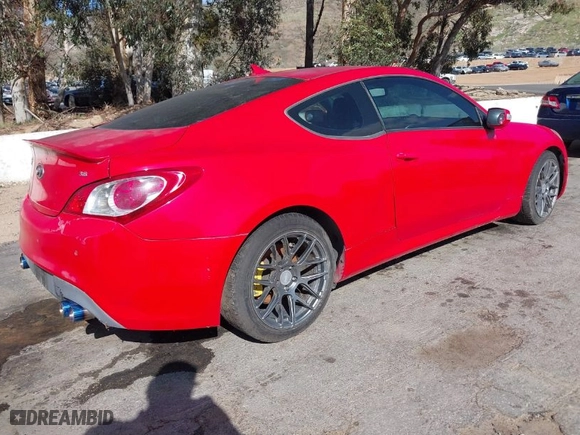 2011 Hyundai Genesis Coupe Track with VIN KMHHU6KH0BU049333, listed as a IAAI auction lot 41713435 with 196,536 mi miles. Bid and sale history available at carsss.com. Image 4.