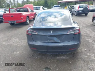 2018 Tesla Model 3 Long Range Battery z VIN 5YJ3E1EA2JF011588, wystawiony jako IAAI lot #42304226 z przebiegiem 56 819 mil mil oraz . Historia ofert i sprzedaży dostępna na DreamBid. Obrazek 16.