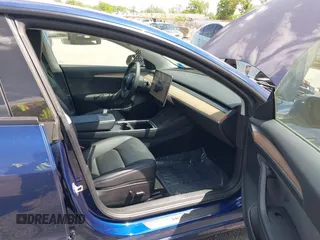 2022 Tesla Model 3 Long Range z VIN 5YJ3E1EB2NF193808, wystawiony jako IAAI lot #42281993 z przebiegiem 40 340 mil mil oraz . Historia ofert i sprzedaży dostępna na DreamBid. Obrazek 5.