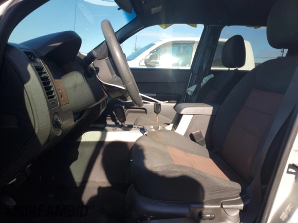 2008 Ford Escape XLT z VIN 1FMCU931X8KA91977, wystawiony jako Copart lot #57676725 z przebiegiem 119 460 mil mil oraz Nie do naprawy • Non repairable. Historia ofert i sprzedaży dostępna na DreamBid. Obrazek 7.