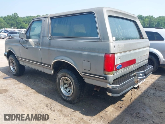1989 Ford Bronco XL z VIN 1FMEU15NXKLA14330, wystawiony jako IAAI lot #42429531 z przebiegiem 82 009 mil mil oraz . Historia ofert i sprzedaży dostępna na DreamBid. Obrazek 3.