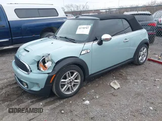 2011 MINI Convertible S с VIN WMWZP3C5XBTX84469, выставлен на аукционе IAAI как лот 41738707 с пробегом 77 464 миль миль и . История ставок и продаж доступна на DreamBid. Изображение 2.
