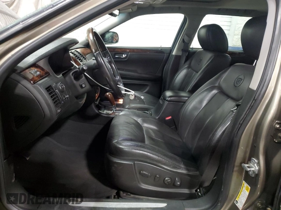 2011 Cadillac DTS Premium Collection z VIN 1G6KH5E68BU143689, wystawiony jako Copart lot #51861855 z przebiegiem 124 522 mil mil oraz Szkoda całkowita • Salvage title. Historia ofert i sprzedaży dostępna na DreamBid. Obrazek 7.
