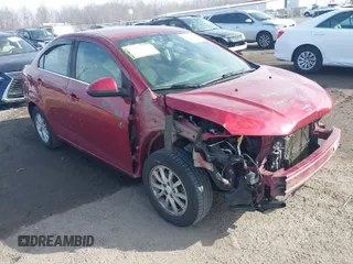 2018 Chevrolet Sonic LT z VIN 1G1JD5SG4J4113078, wystawiony jako IAAI lot #41649959 z przebiegiem 119 693 mil mil oraz . Historia ofert i sprzedaży dostępna na DreamBid. Obrazek 1.