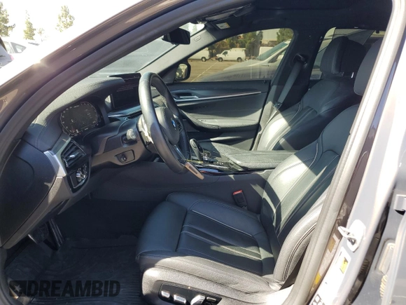 2022 BMW 5 Series M550i xDrive z VIN WBA13BK0XNCJ23778, wystawiony jako Copart lot #76946634 z przebiegiem 24 889 mil mil oraz Szkoda całkowita • Salvage title. Historia ofert i sprzedaży dostępna na DreamBid. Obrazek 7.