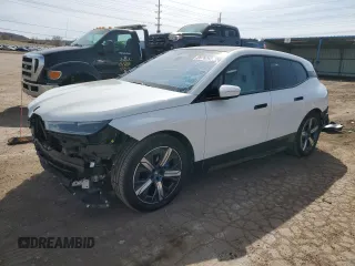 2023 BMW iX xDrive50 z VIN WB523CF00PCM51121, wystawiony jako Copart lot #49976265 z przebiegiem 9 206 mil mil oraz Szkoda całkowita • Salvage title. Historia ofert i sprzedaży dostępna na DreamBid. Obrazek 1.