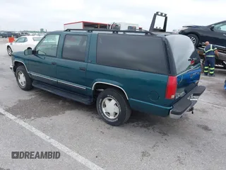 1996 GMC Suburban z VIN 1GKFK16ROTJ725925, wystawiony jako IAAI lot #42244433 z przebiegiem 123 837 mil mil oraz . Historia ofert i sprzedaży dostępna na DreamBid. Obrazek 3.