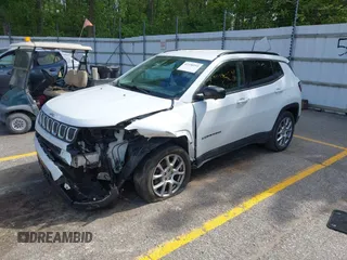 2022 Jeep Compass Latitude Lux with VIN 3C4NJDFB7NT112307, listed as a IAAI auction lot 42330292 with 77,240 mi miles and . Bid and sale history available at DreamBid. Image 2.