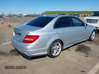 2013 Mercedes-Benz C 250 Sport z VIN WDDGF4HB9DA873732, wystawiony jako IAAI lot #41755981 z przebiegiem 82 181 mil mil oraz . Historia ofert i sprzedaży dostępna na DreamBid. Obrazek 4.