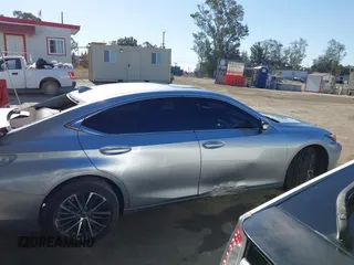 2024 Lexus ES 300h z VIN 58ADA1C17RU053992, wystawiony jako IAAI lot #42266946 z przebiegiem 10 146 mil mil oraz . Historia ofert i sprzedaży dostępna na DreamBid. Obrazek 14.