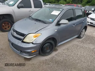 2006 Scion xA z VIN JTKKT624865011755, wystawiony jako IAAI lot #42302311 z przebiegiem 267 022 mil mil oraz . Historia ofert i sprzedaży dostępna na DreamBid. Obrazek 2.